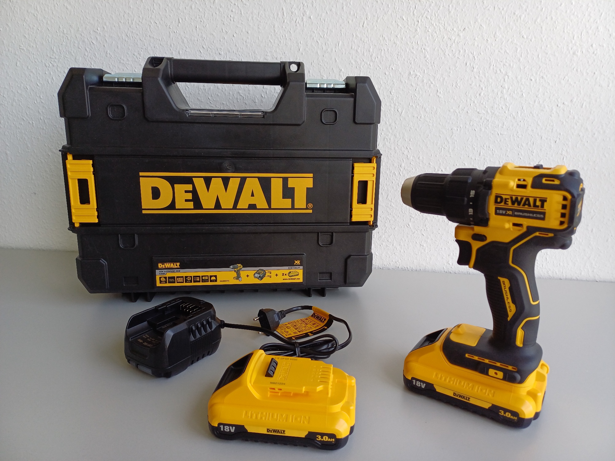Stanley  DCD708L2T-QW